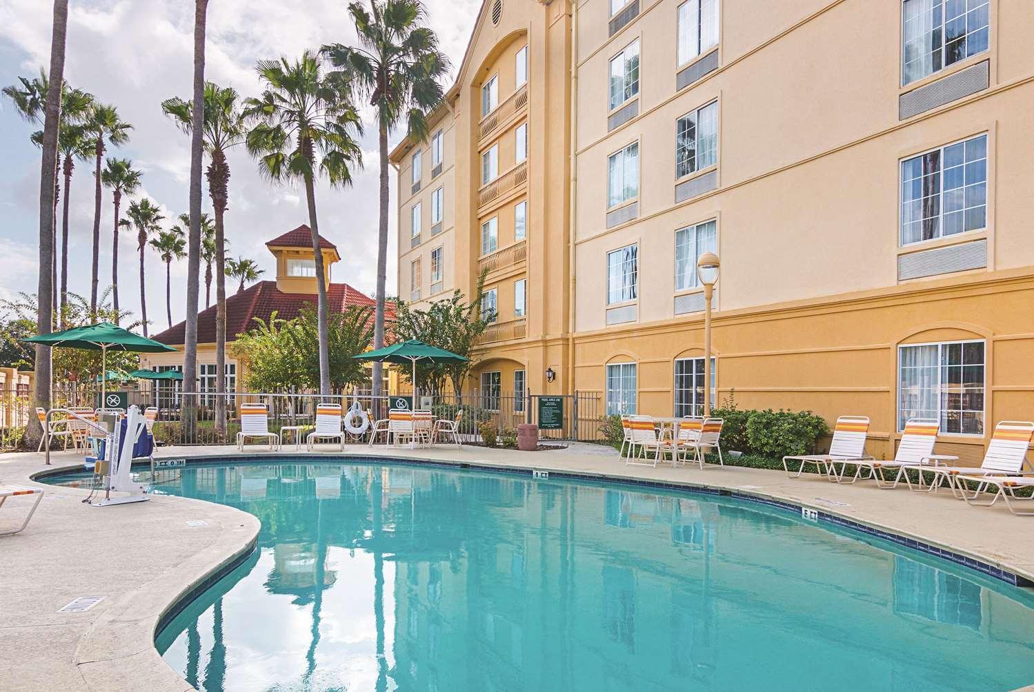 La Quinta Inn & Suites by Wyndham Orlando Airport North