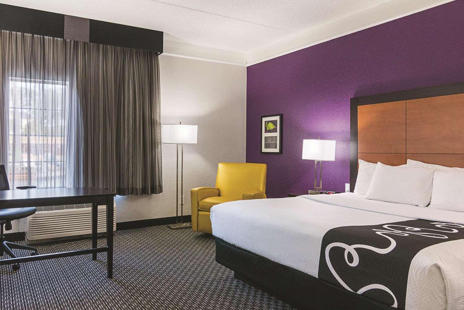 La Quinta Inn & Suites by Wyndham Orlando Airport North