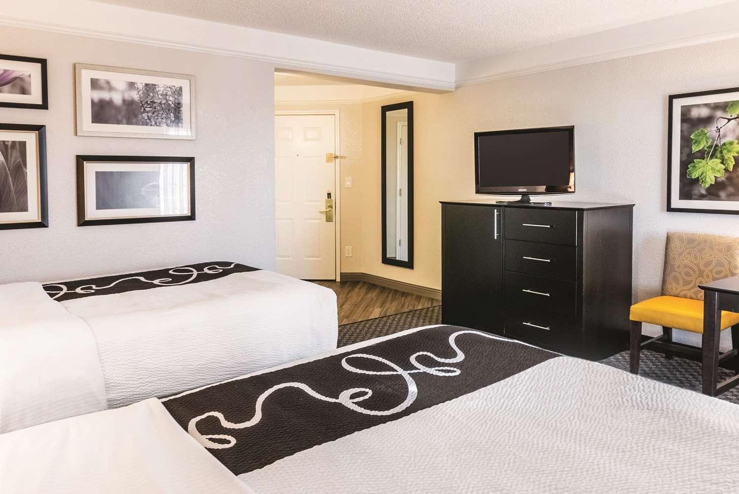 La Quinta Inn & Suites by Wyndham Orlando Airport North