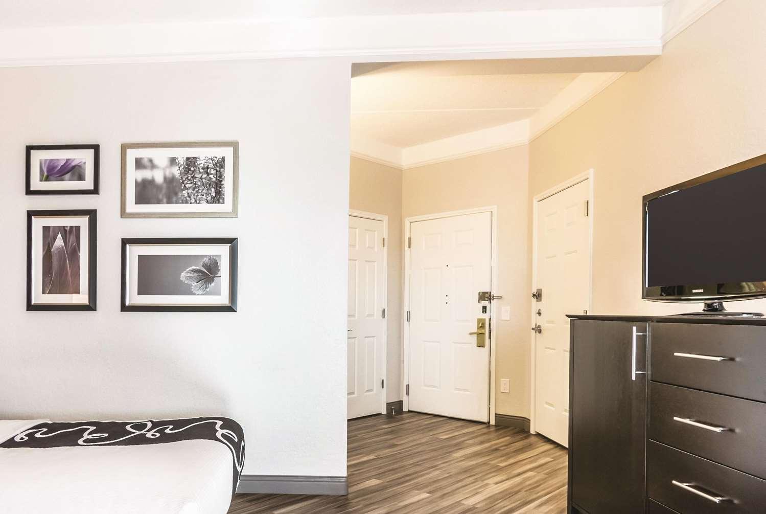 La Quinta Inn & Suites by Wyndham Orlando Airport North