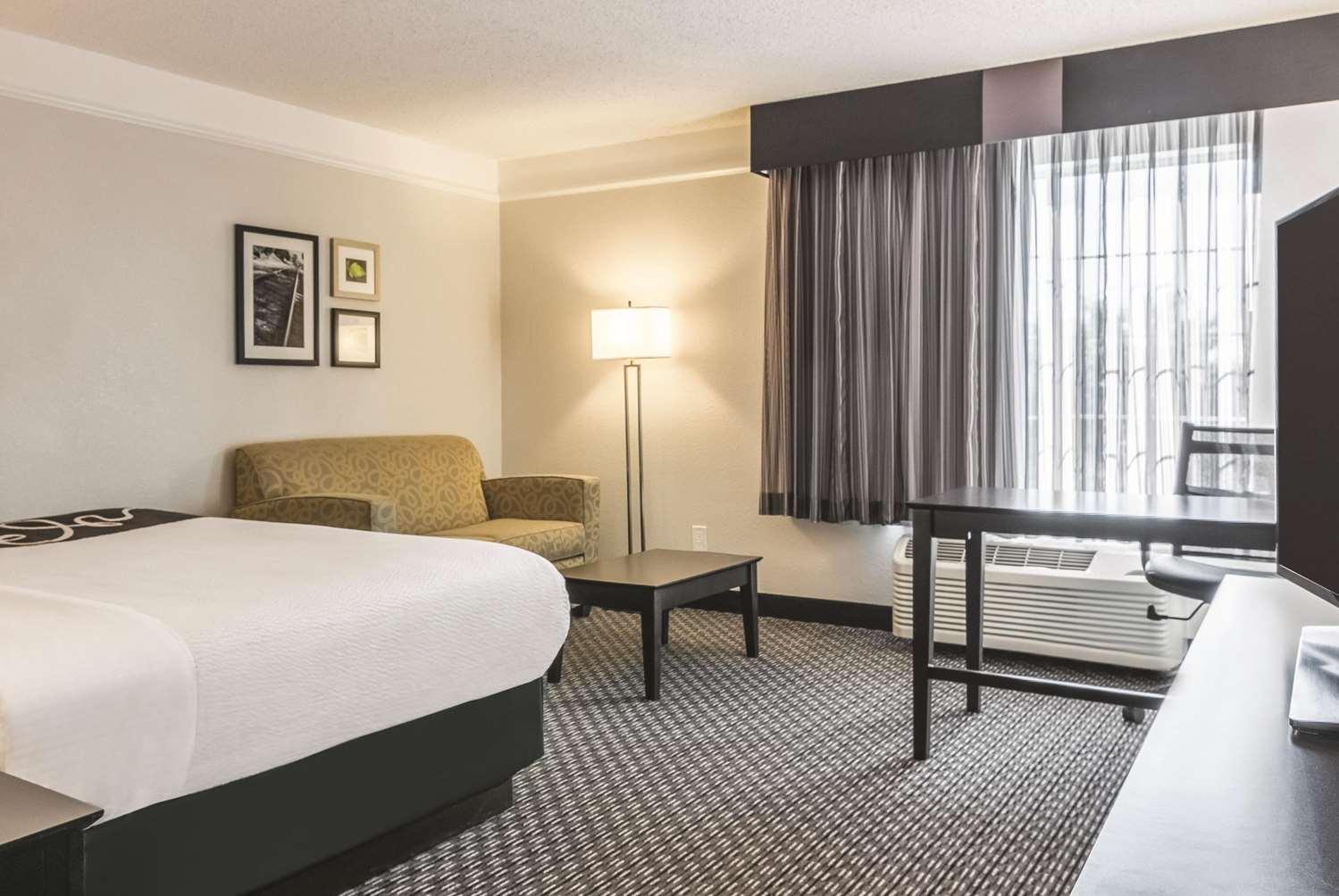 La Quinta Inn & Suites by Wyndham Orlando Airport North