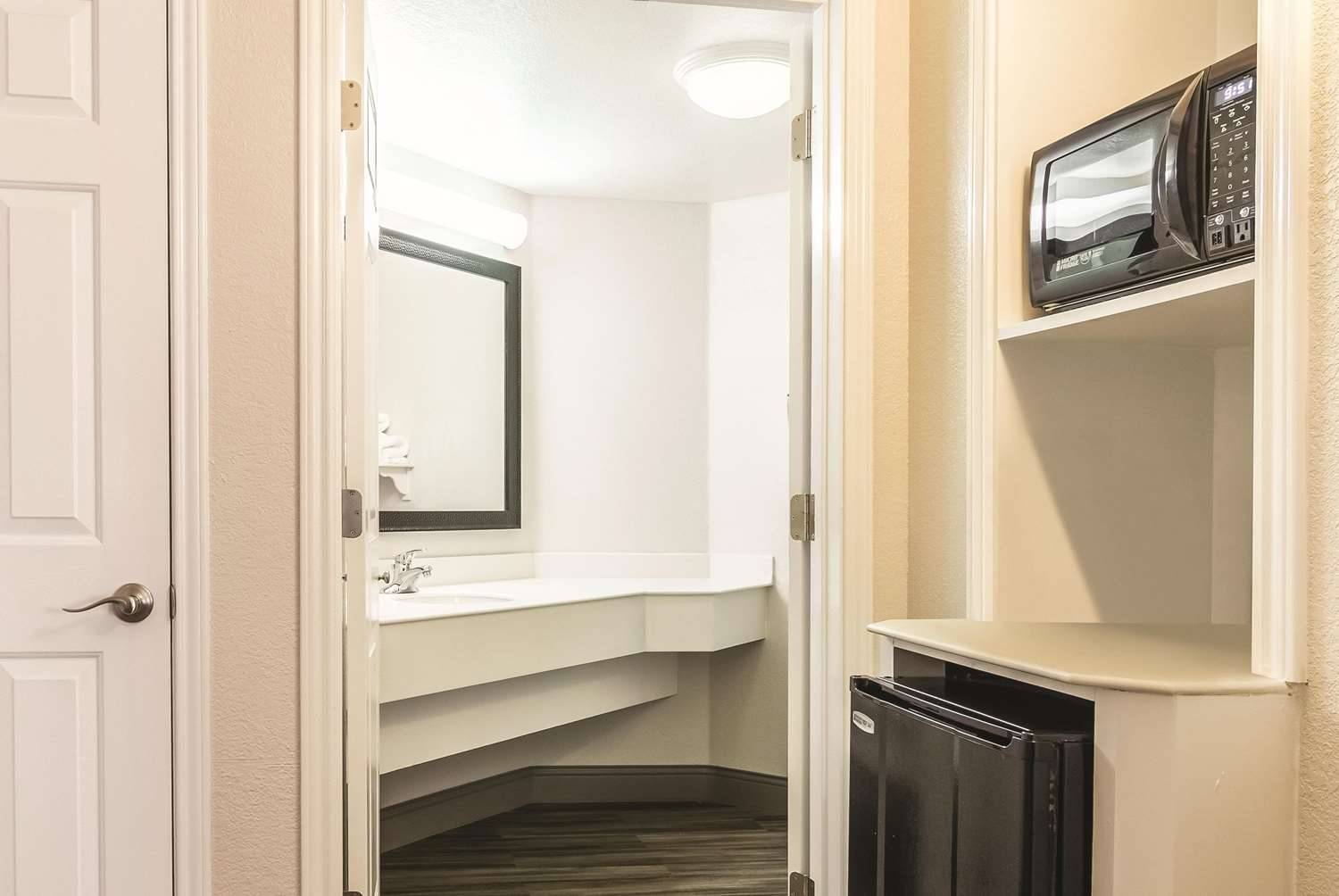 La Quinta Inn & Suites by Wyndham Orlando Airport North