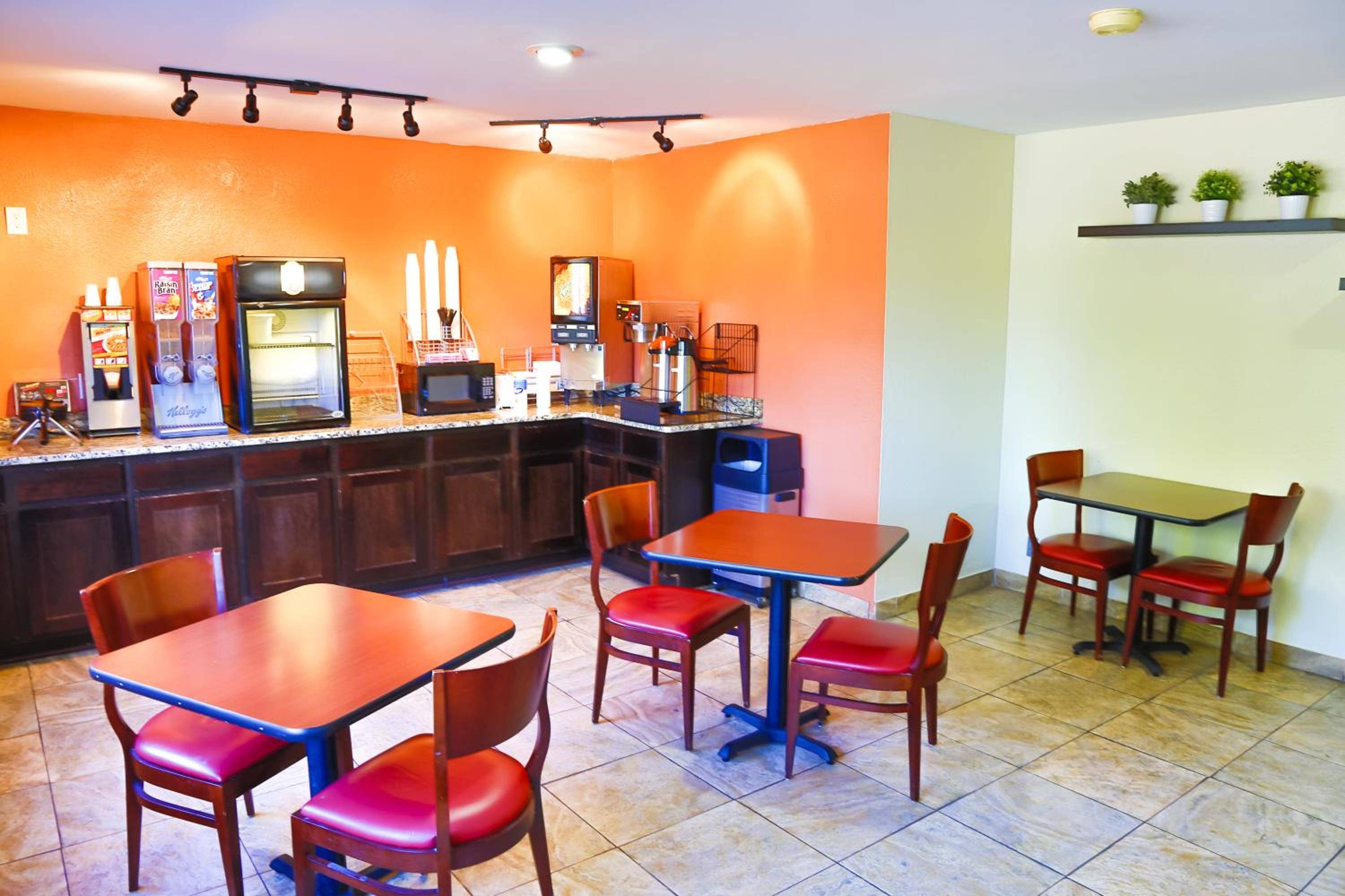 Super 8 by Wyndham Charlotte University