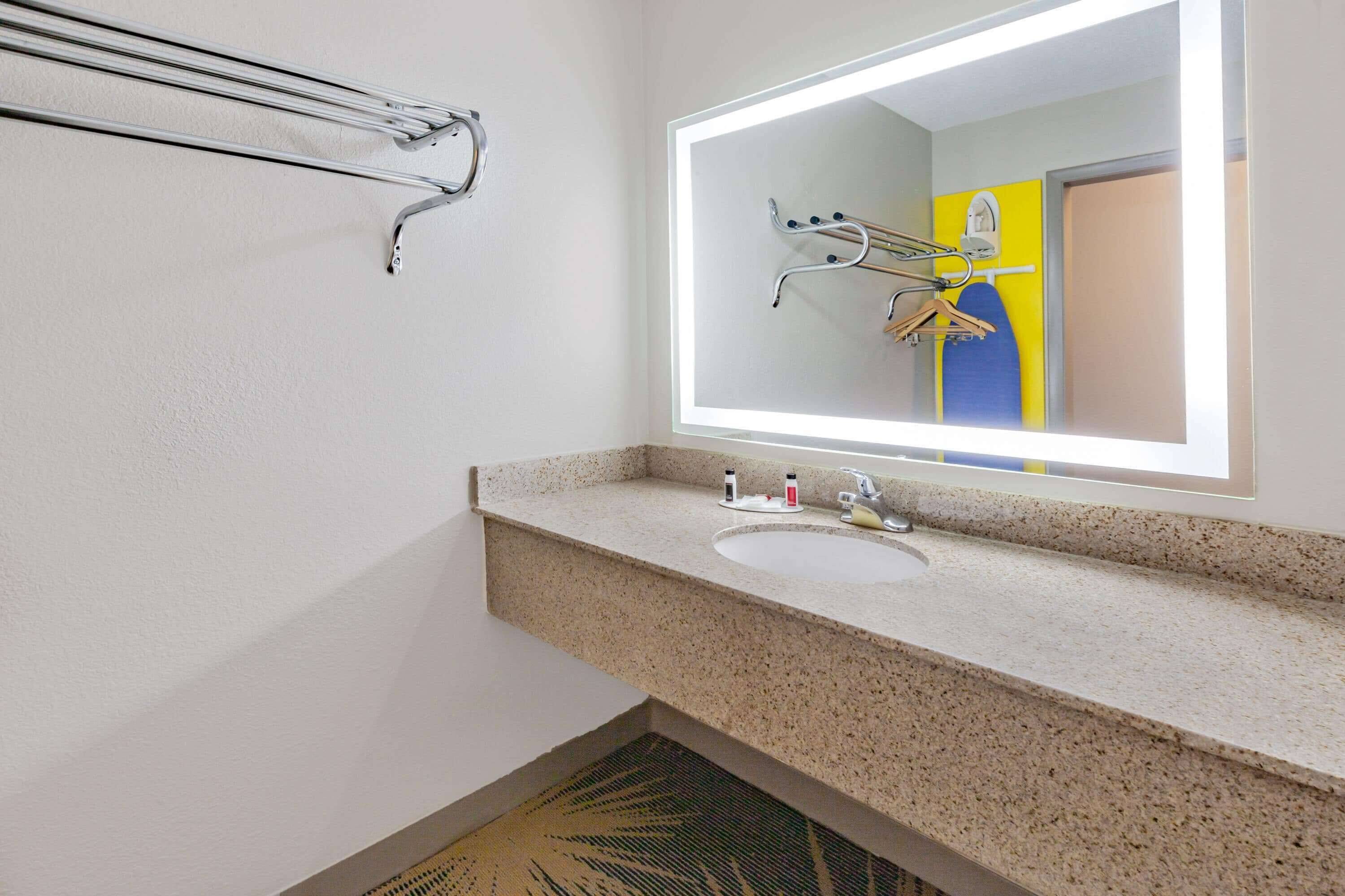 Days Inn by Wyndham Roanoke Hollins Near I-81