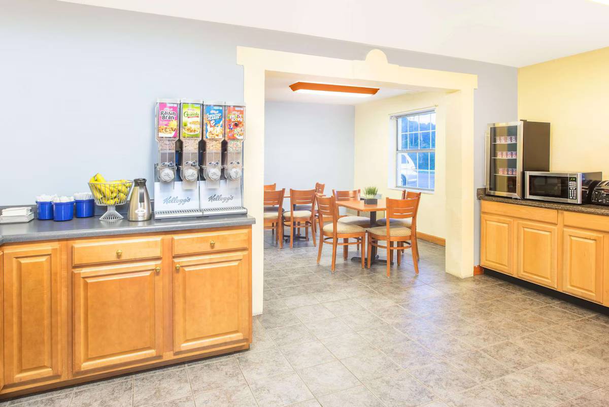 Days Inn by Wyndham Roanoke Hollins Near I-81