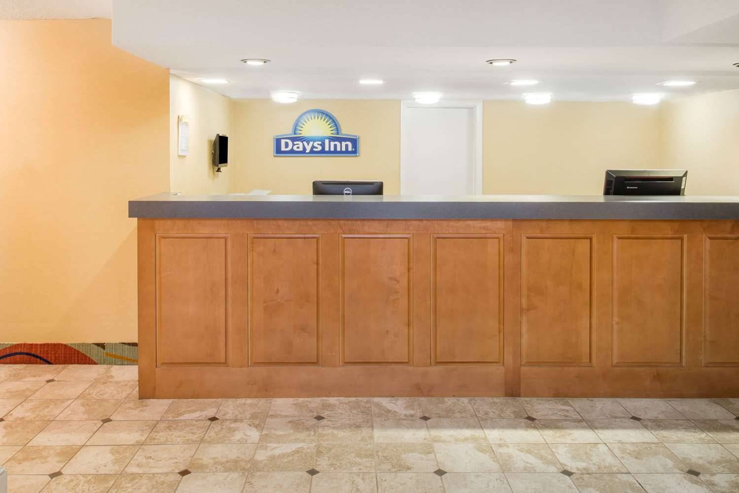 Days Inn by Wyndham Roanoke Hollins Near I-81