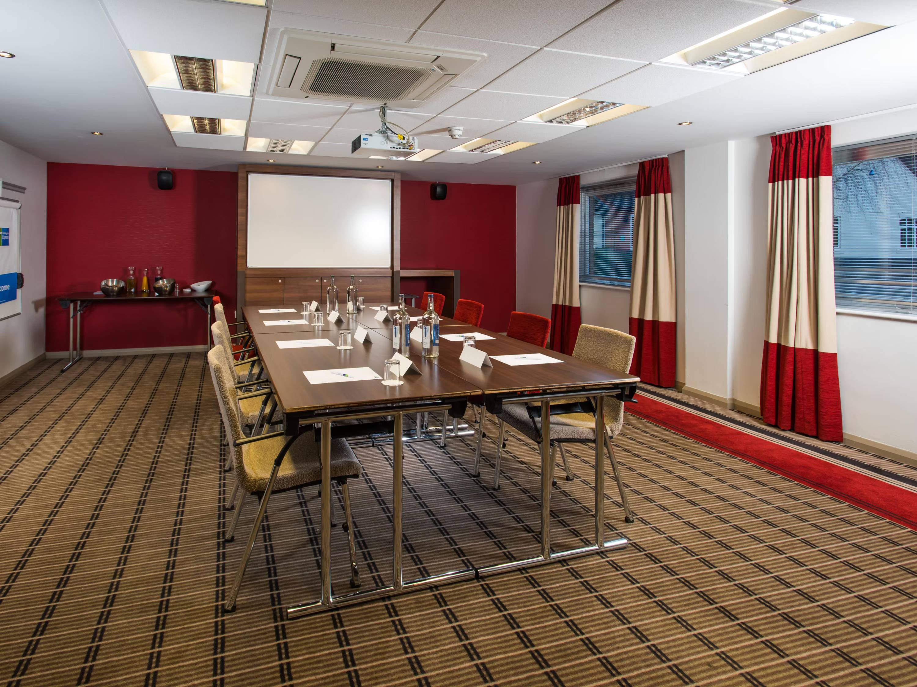 Holiday Inn Express Warwick - Stratford-upon-Avon by IHG