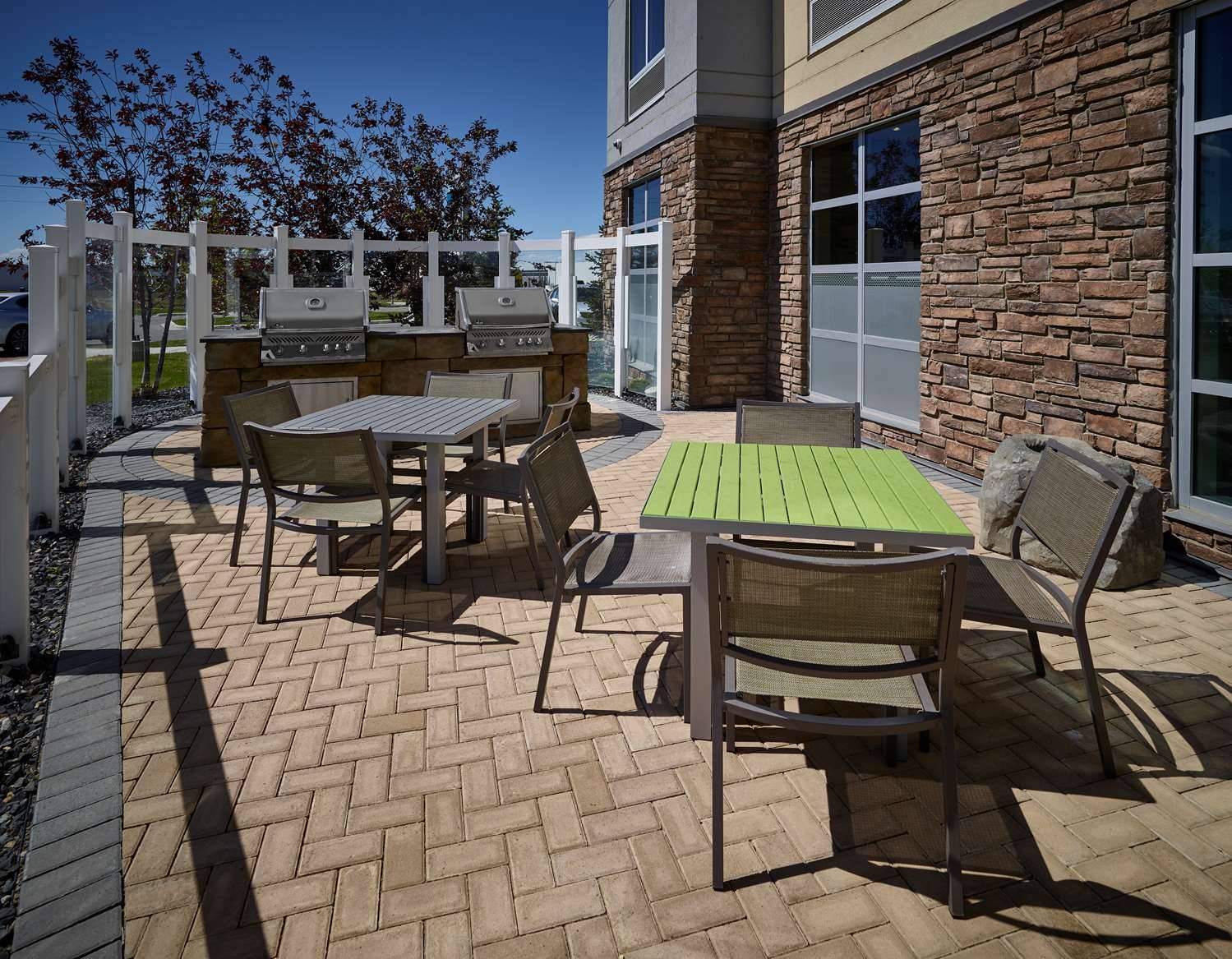 Homewood Suites by Hilton Calgary-Airport