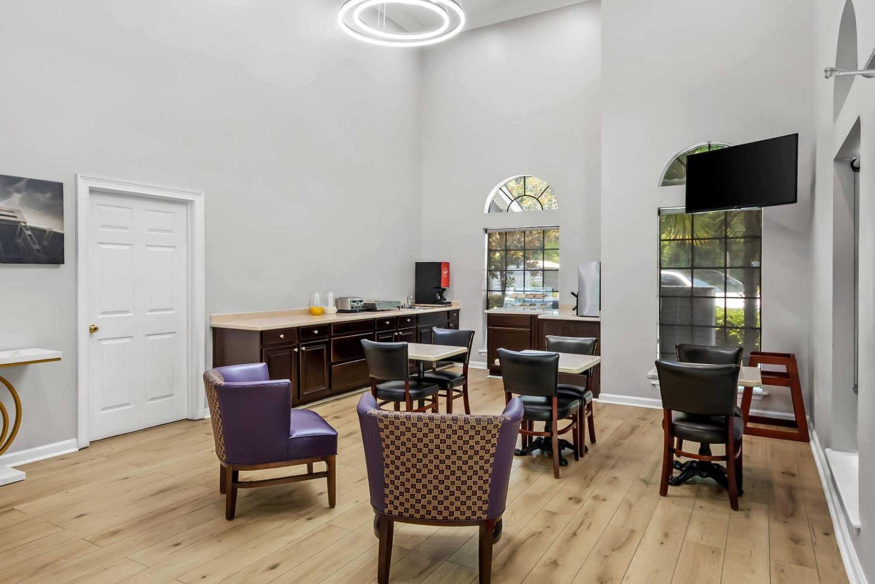 Econo Lodge Inn & Suites Cayce I-26 Airport