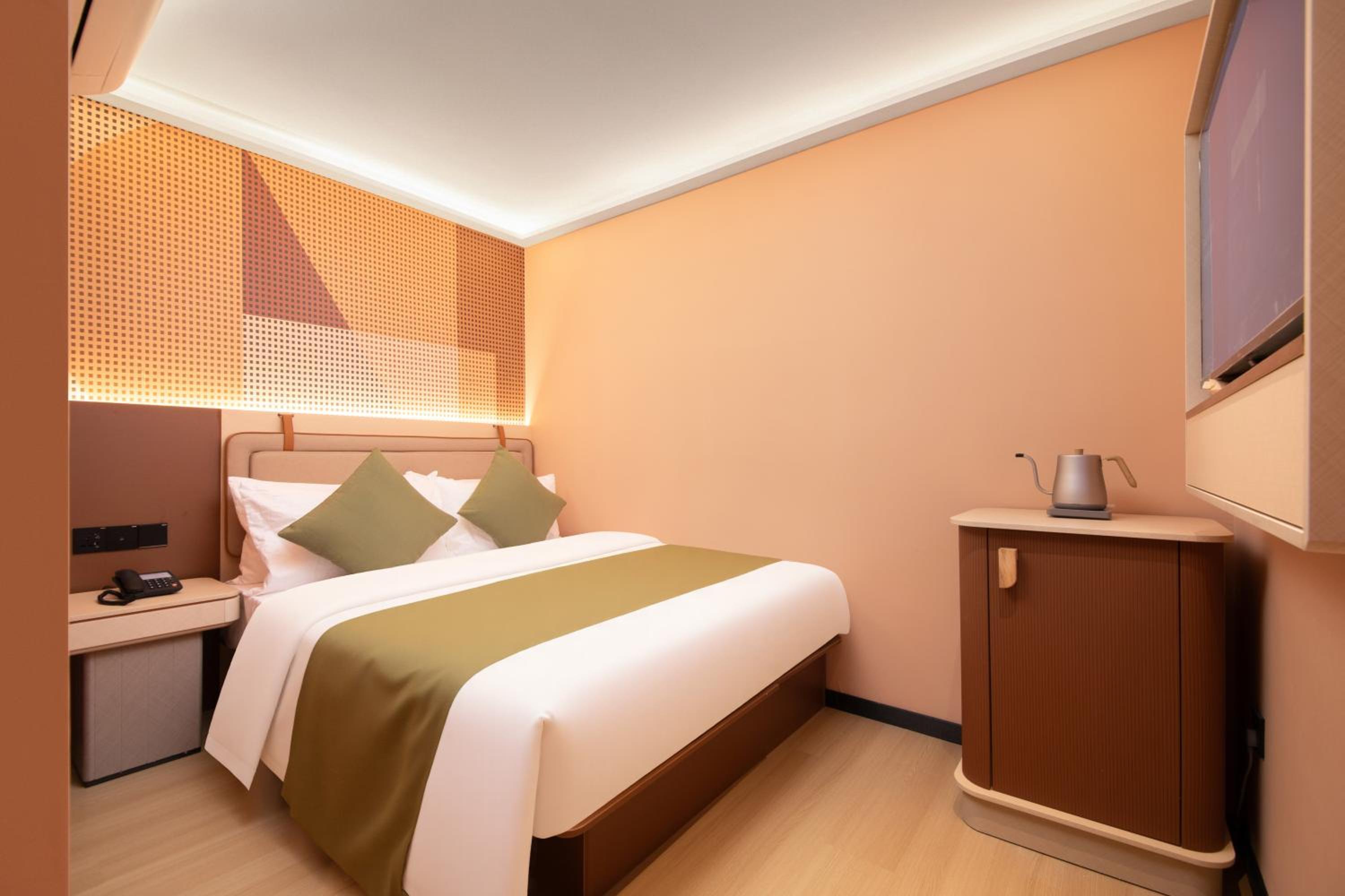 Hotel 165 - Newly Renovated