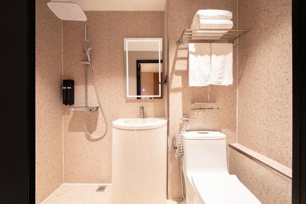 Hotel 165 - Newly Renovated