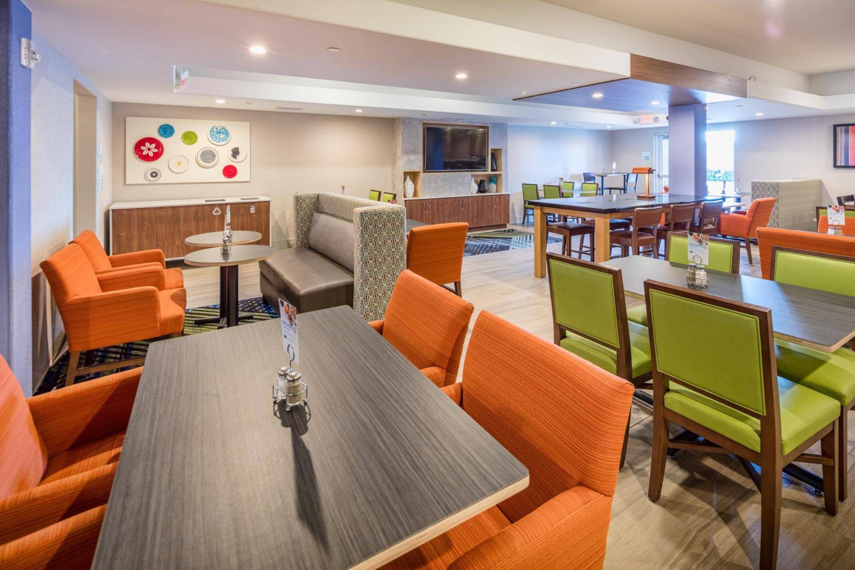 Holiday Inn Express & Suites Modesto