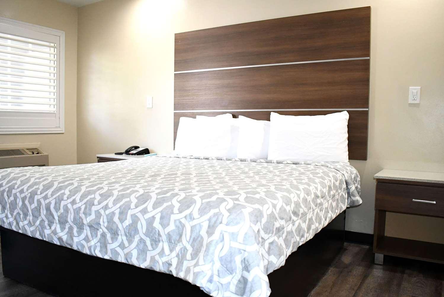 Travelodge by Wyndham Long Beach Convention Center