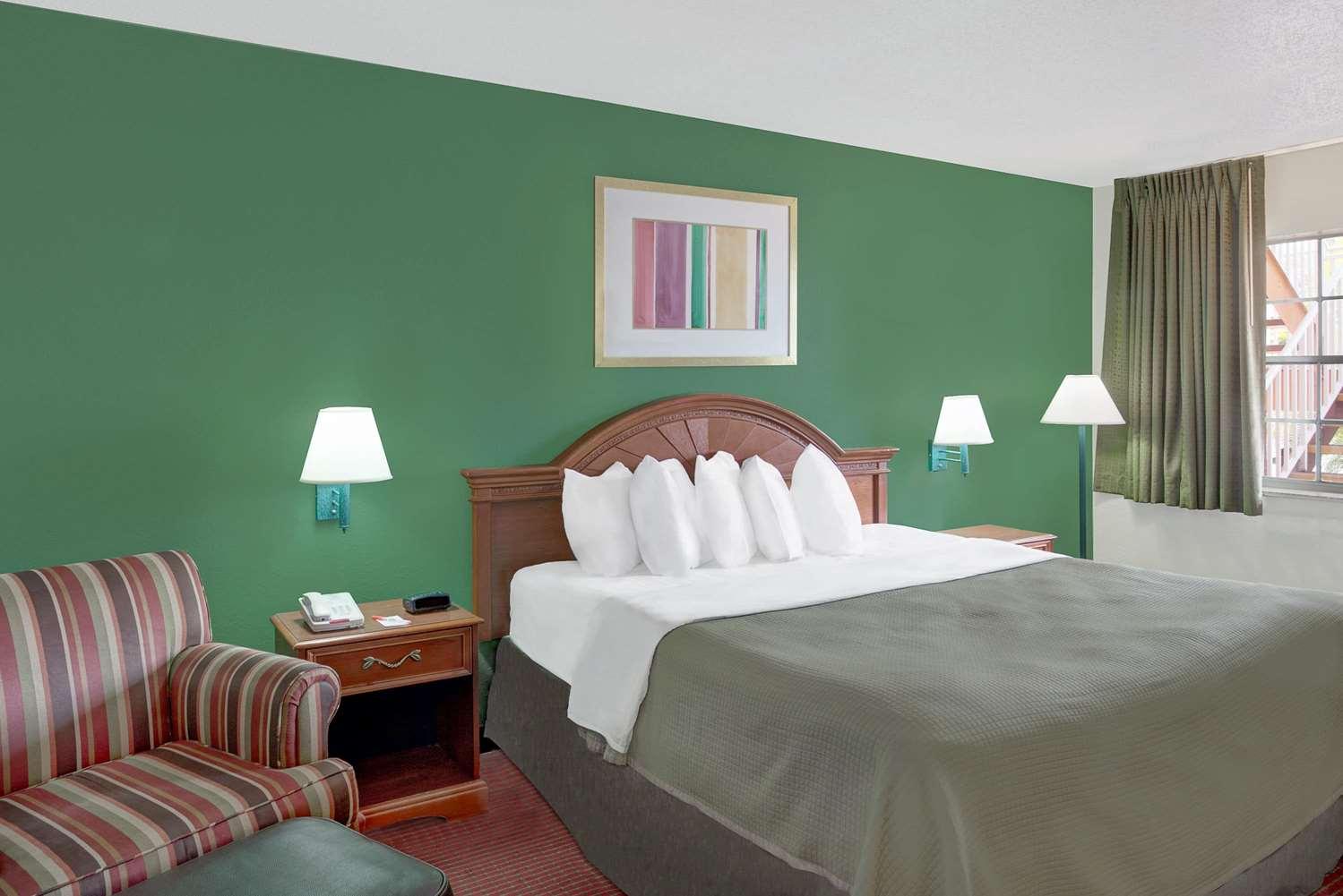 Howard Johnson by Wyndham Ft. Myers FL