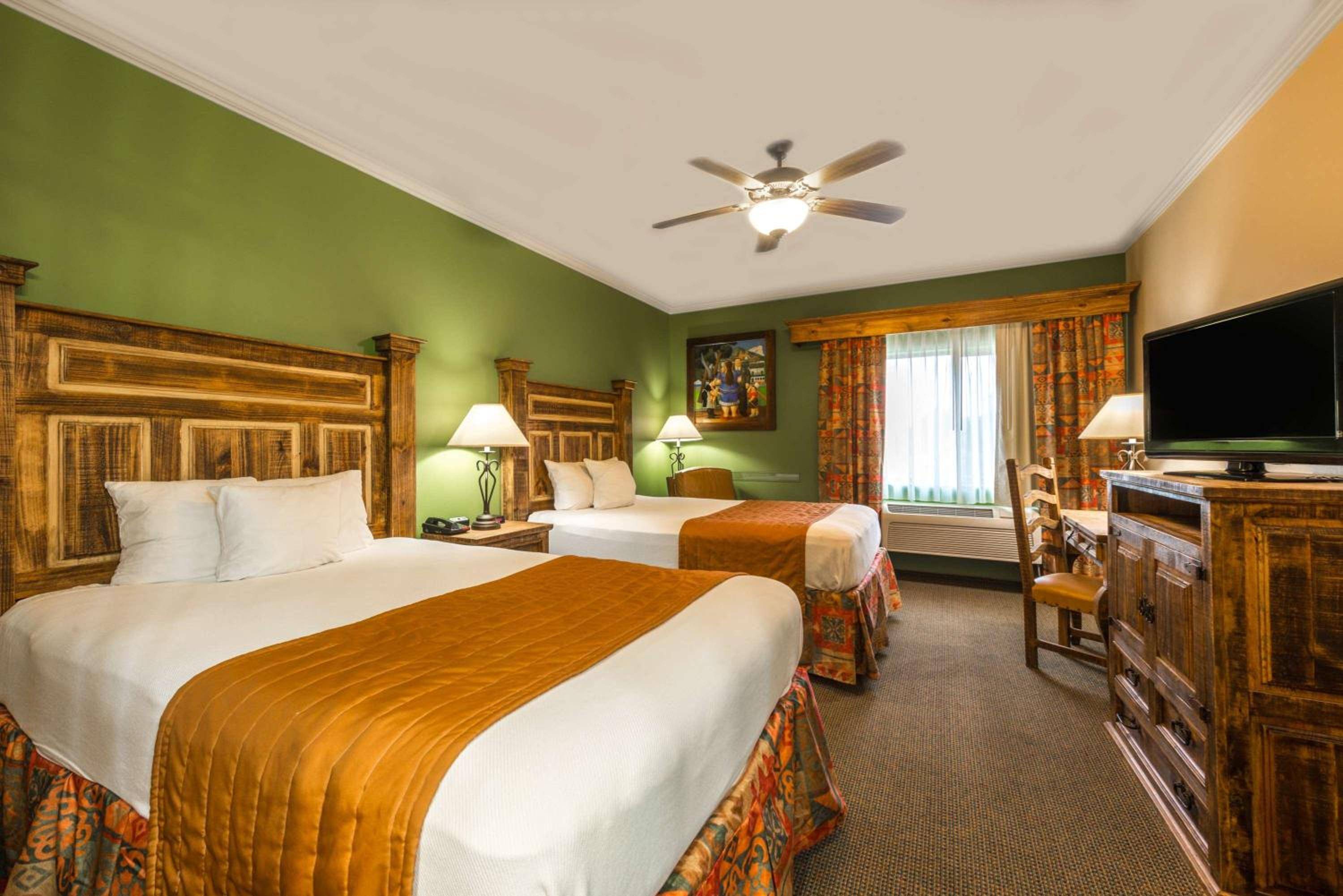 La Hacienda Inn near Alamodome & Riverwalk