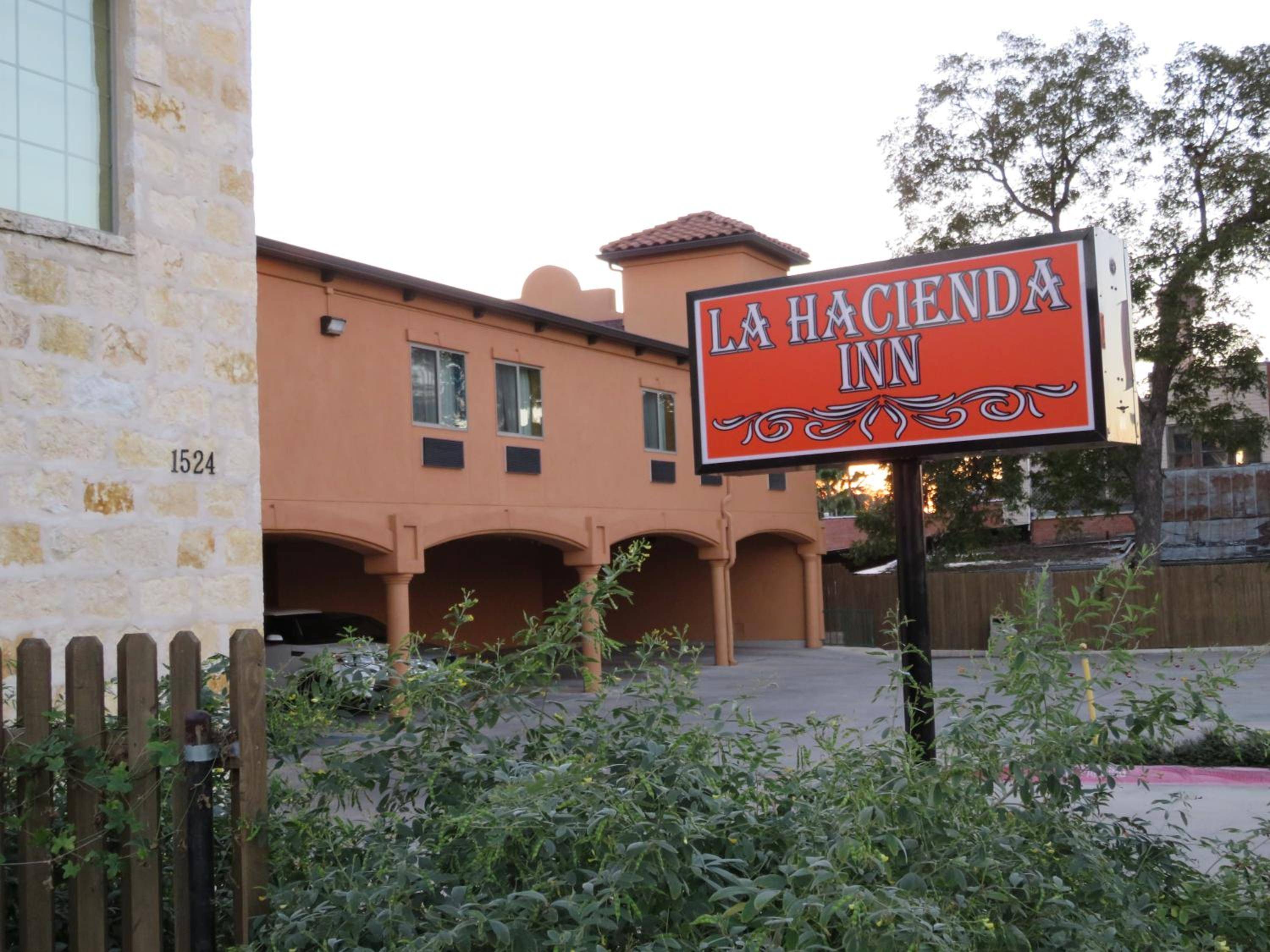La Hacienda Inn near Alamodome & Riverwalk