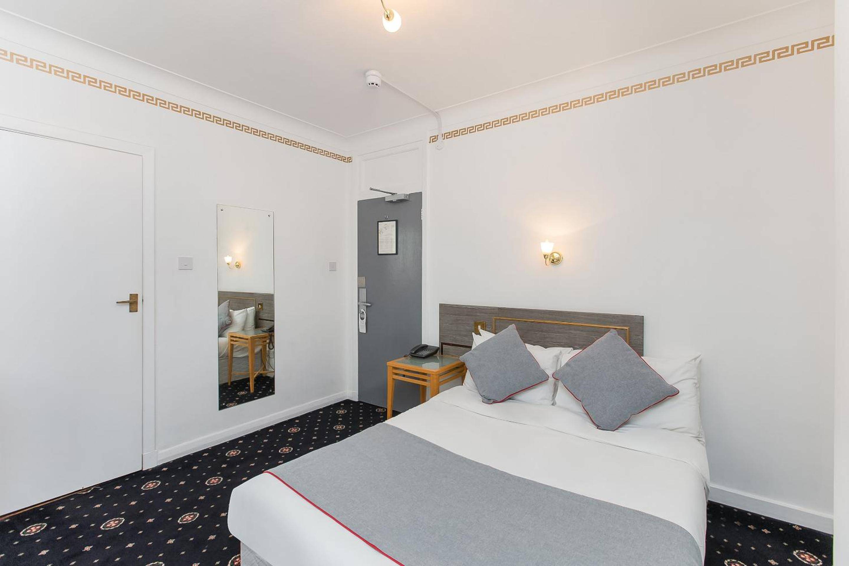 OYO Stade Court Hotel