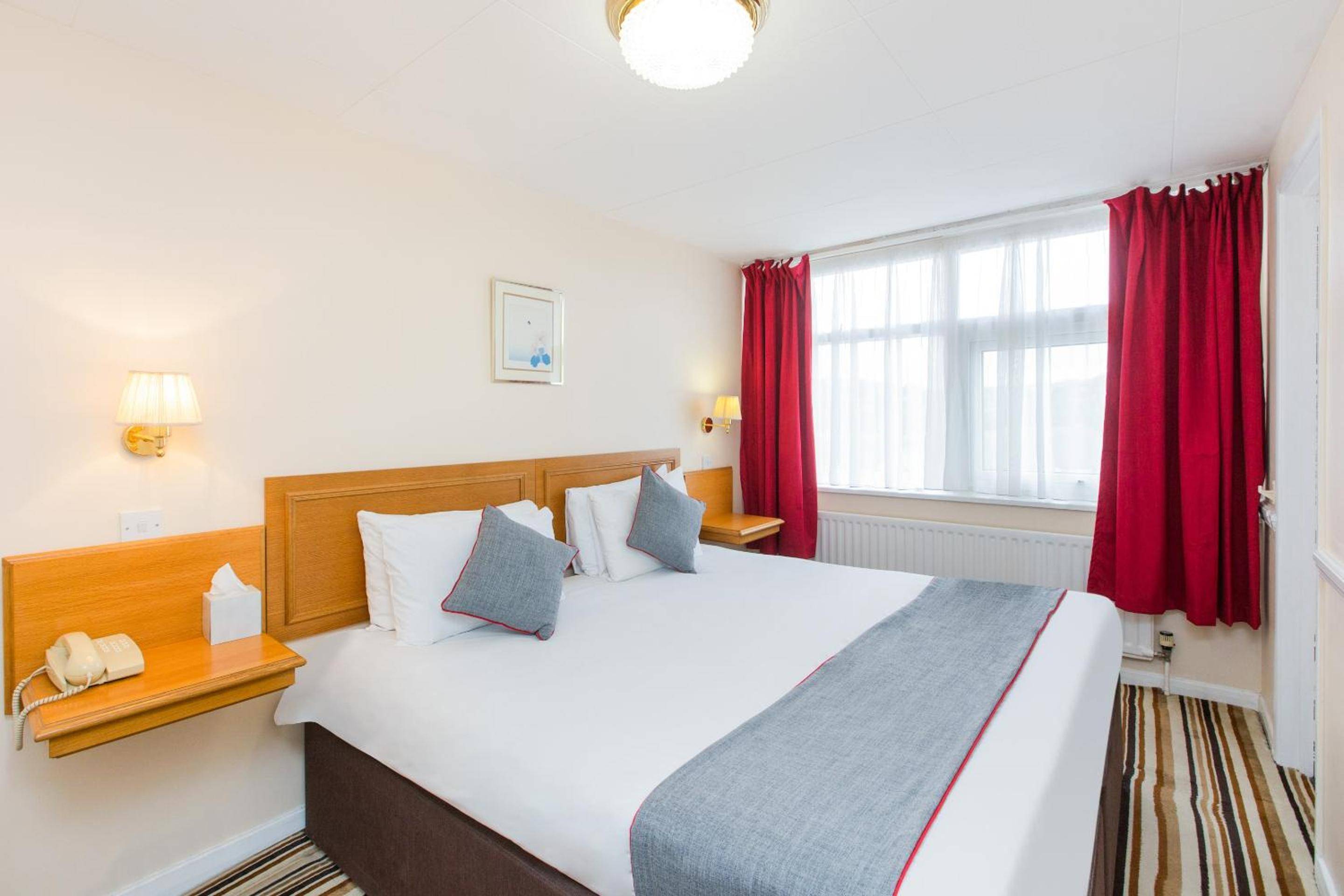 OYO Stade Court Hotel