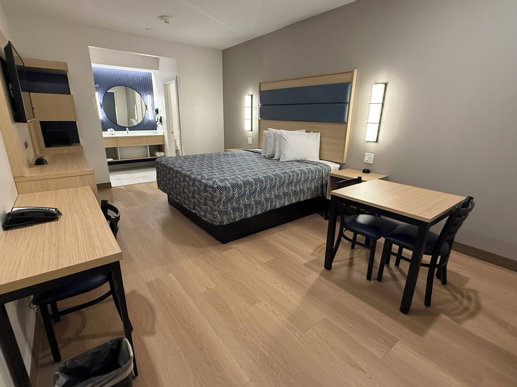 Palace Inn Blue 290 W 43rd & Bingle Rd