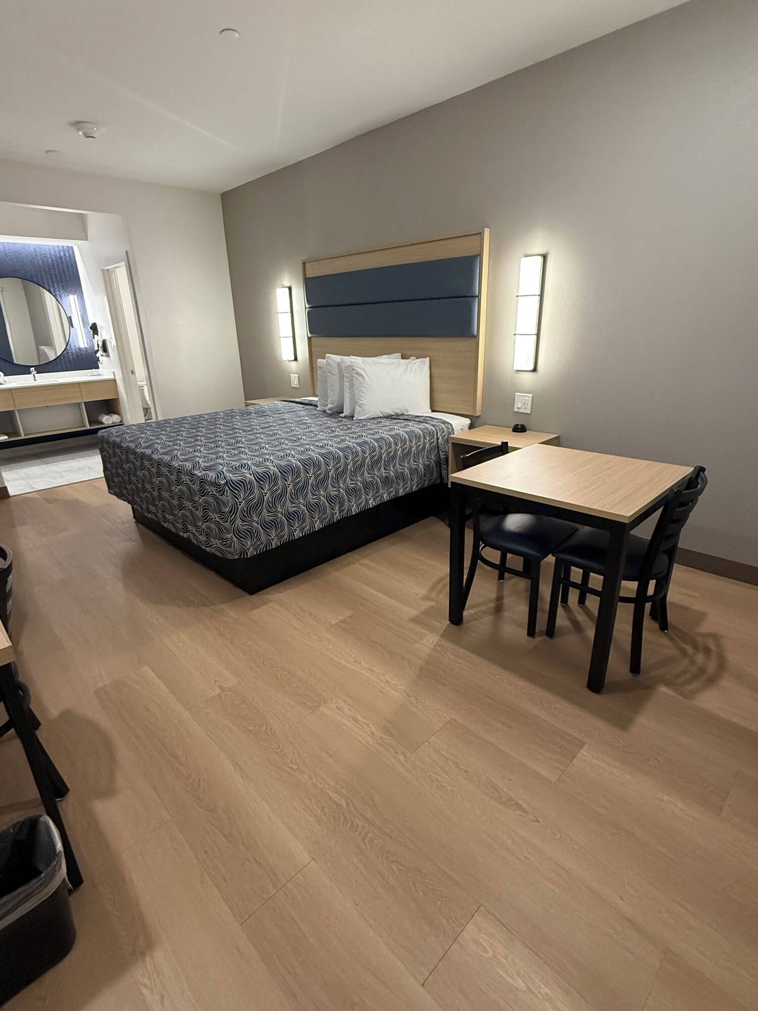 Palace Inn Blue 290 W 43rd & Bingle Rd