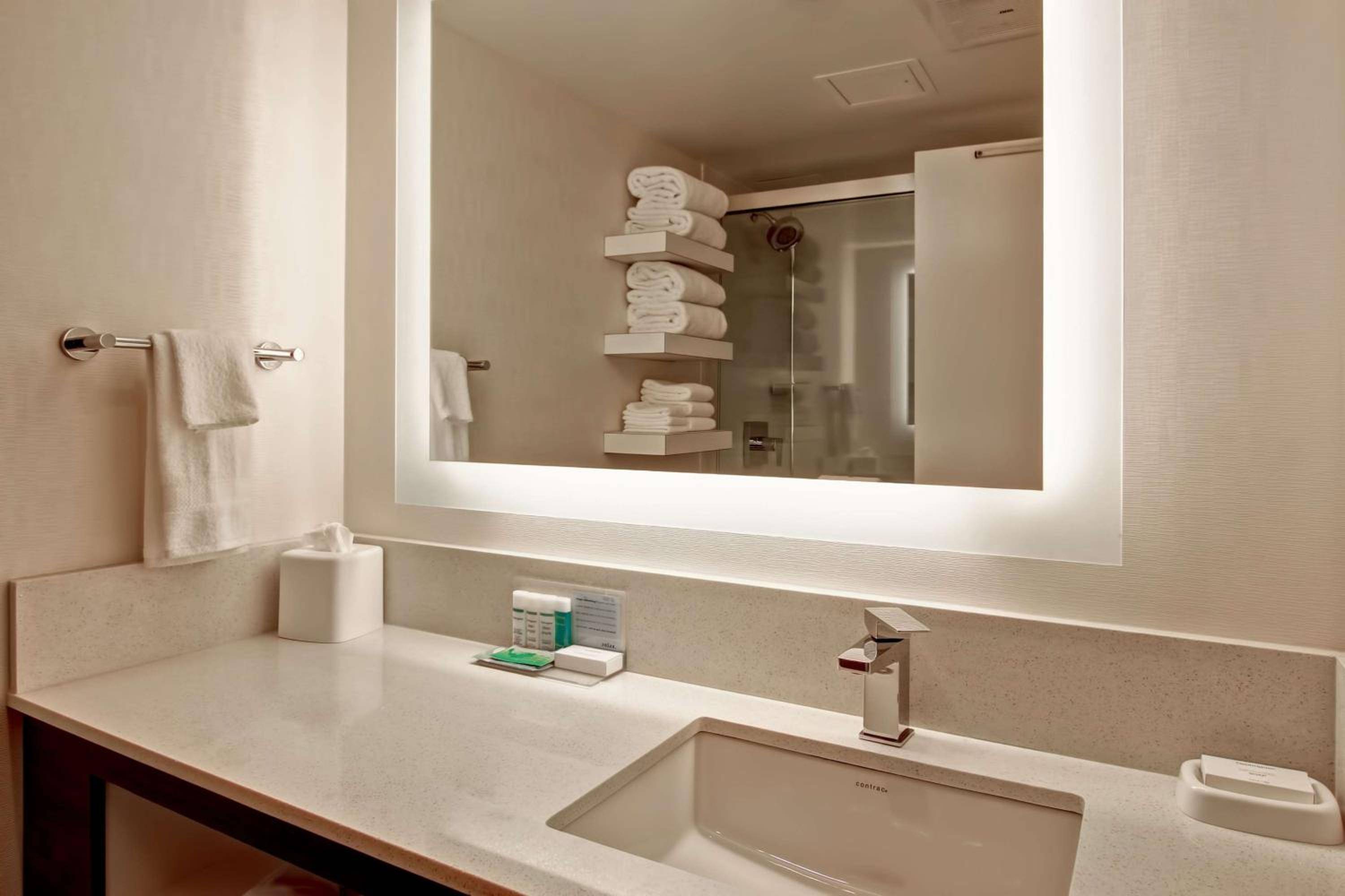 Hampton Inn & Suites by Hilton Calgary Airport