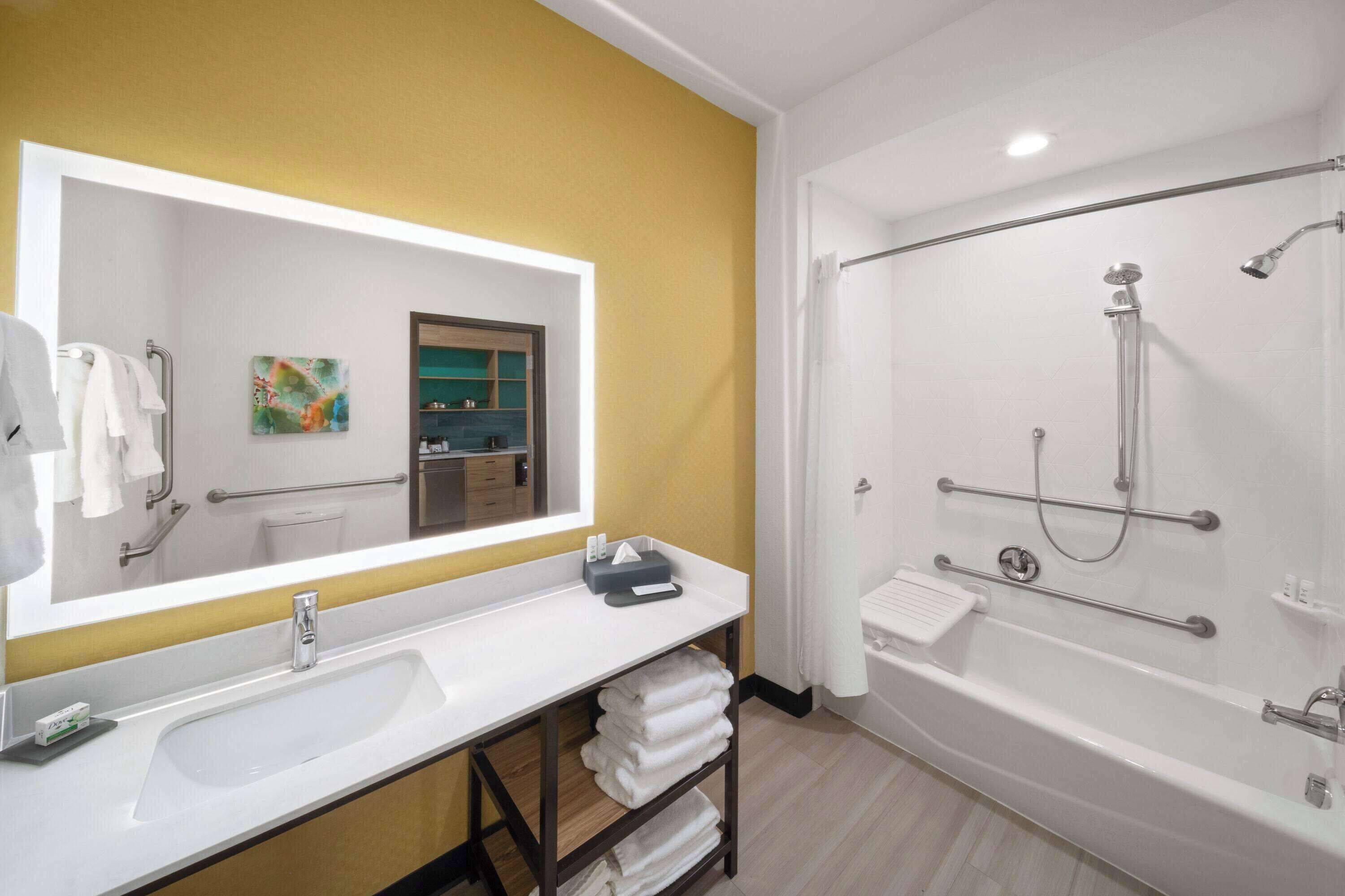 La Quinta Inn & Suites by Wyndham El Paso East Loop-375