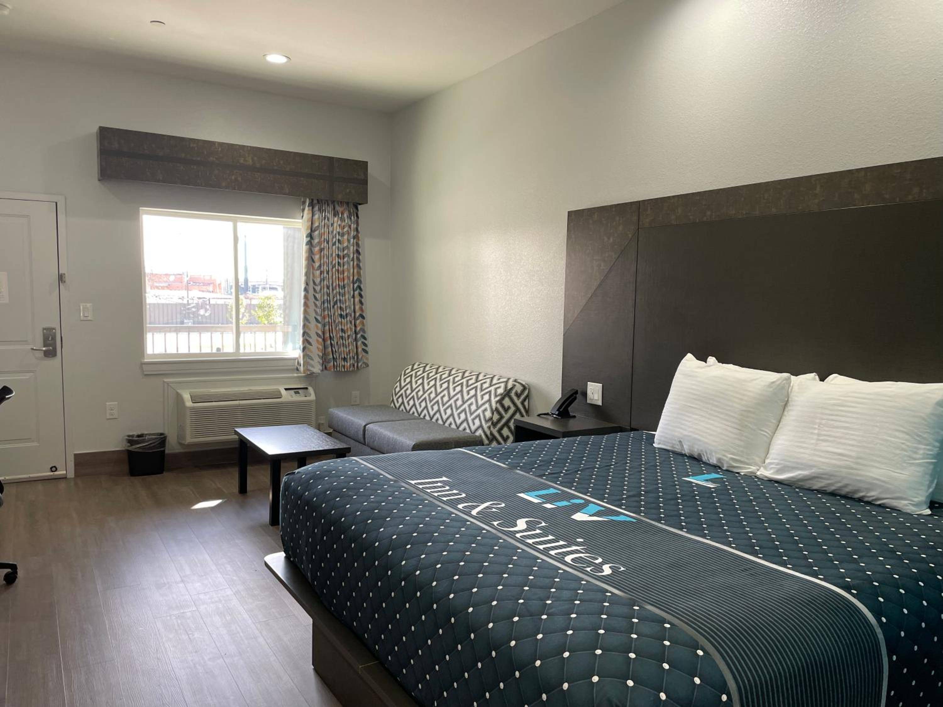 LiV Inn & Suites Houston