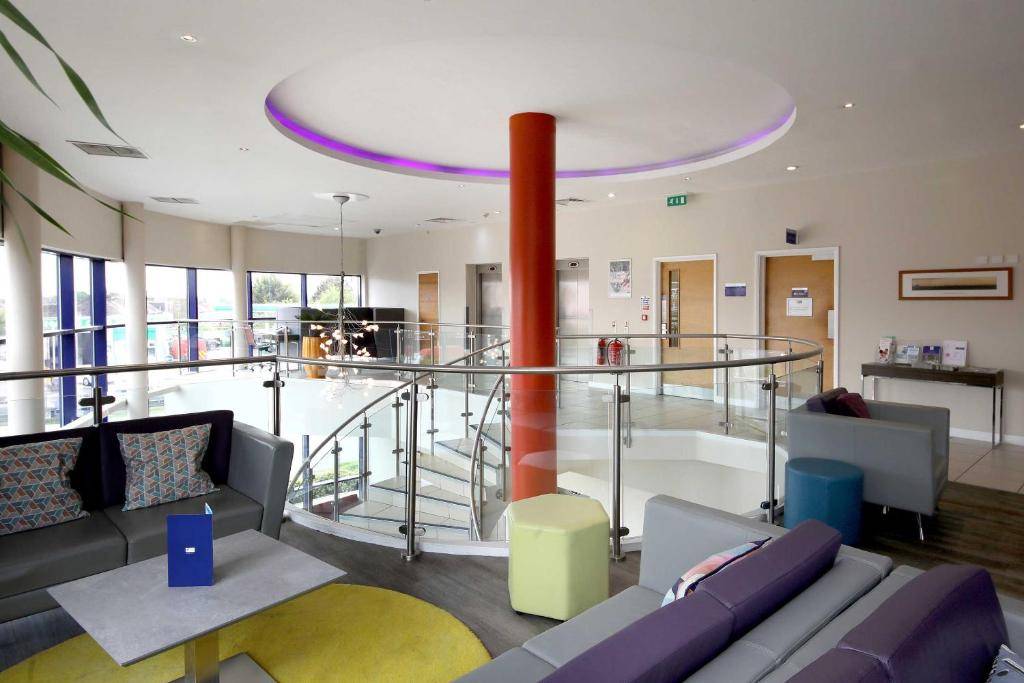 Holiday Inn Express - Newbury Park