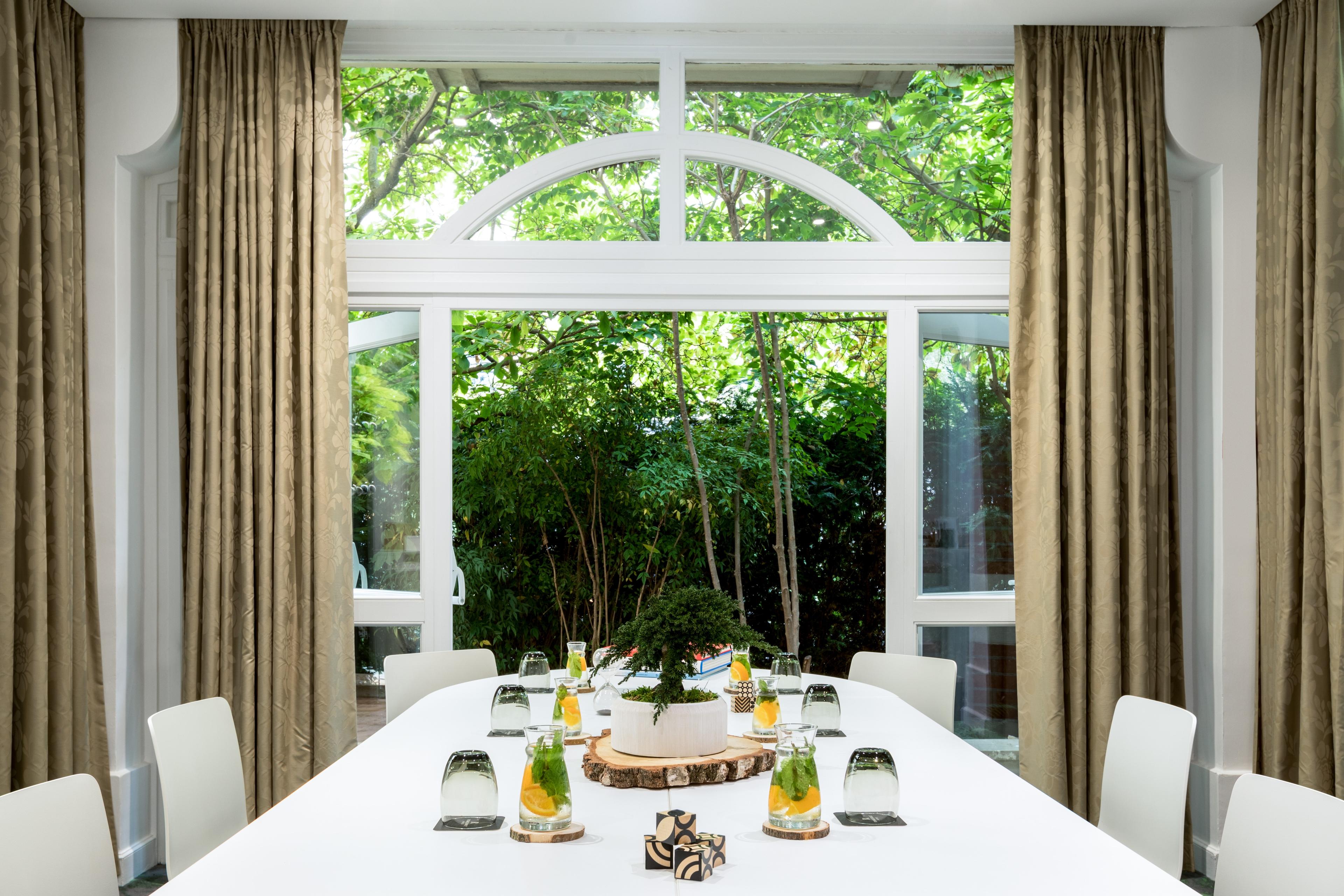 Renaissance Paris Nobel Tour Eiffel