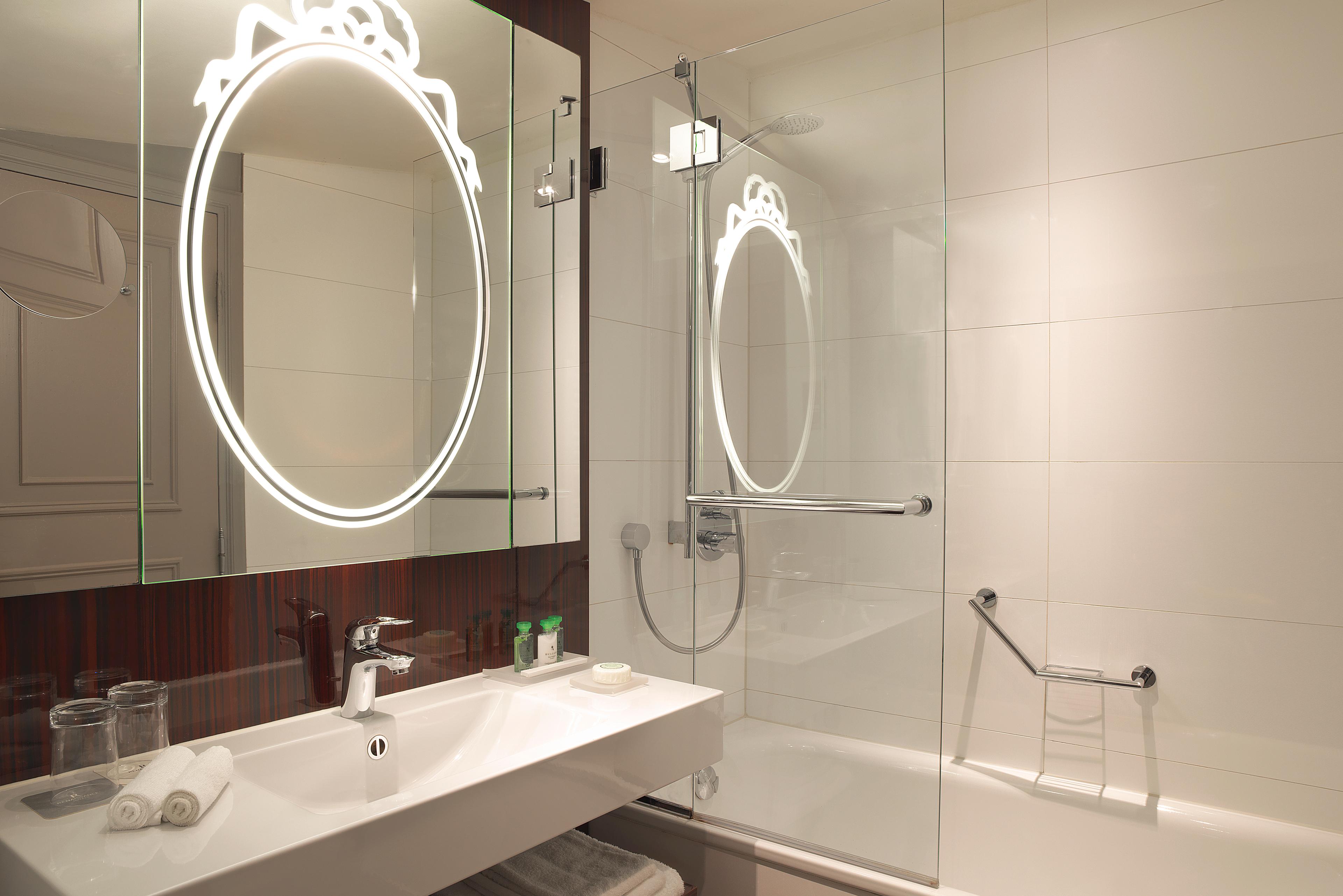 Renaissance Paris Nobel Tour Eiffel