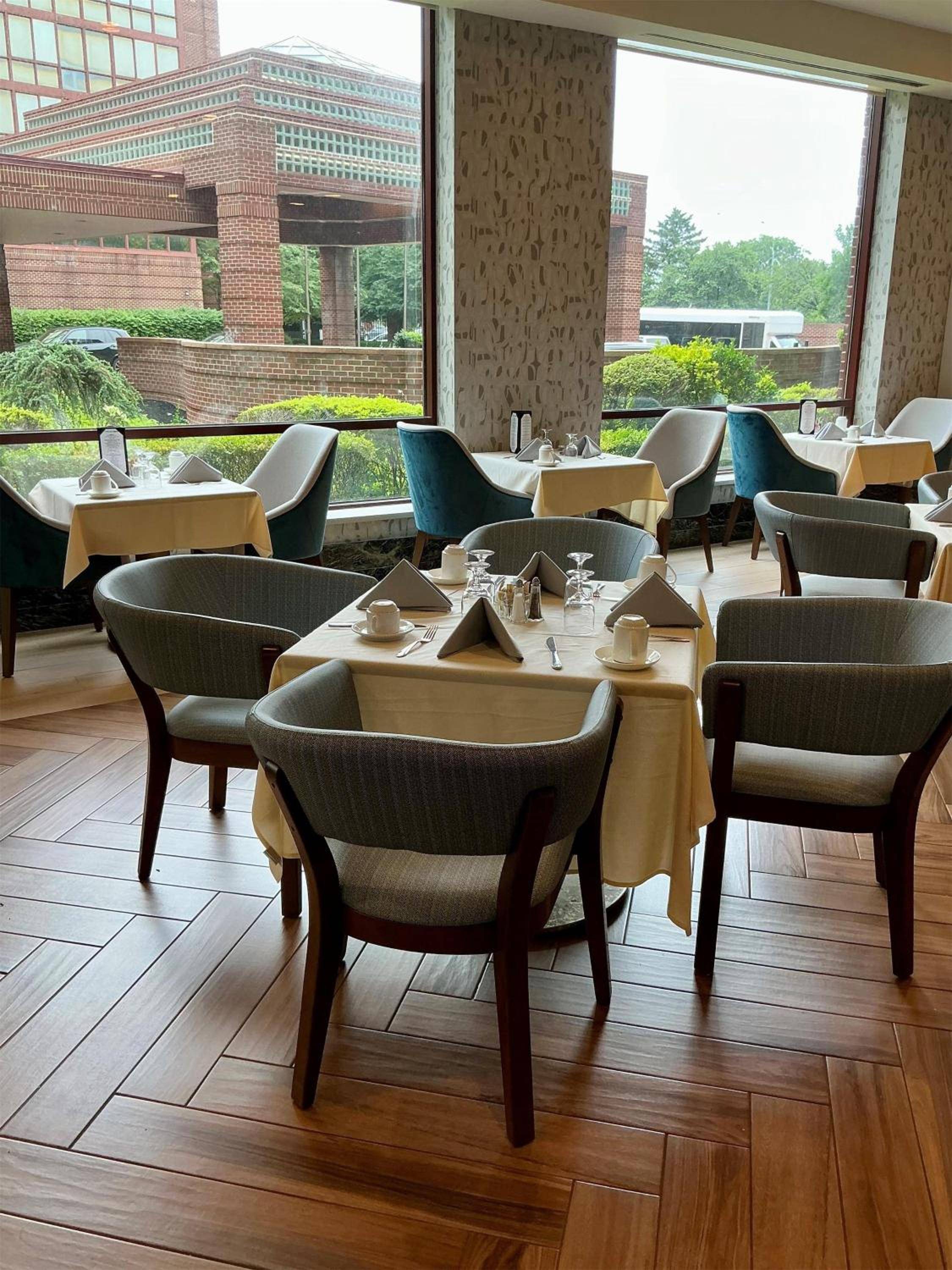 LaGuardia Plaza Hotel