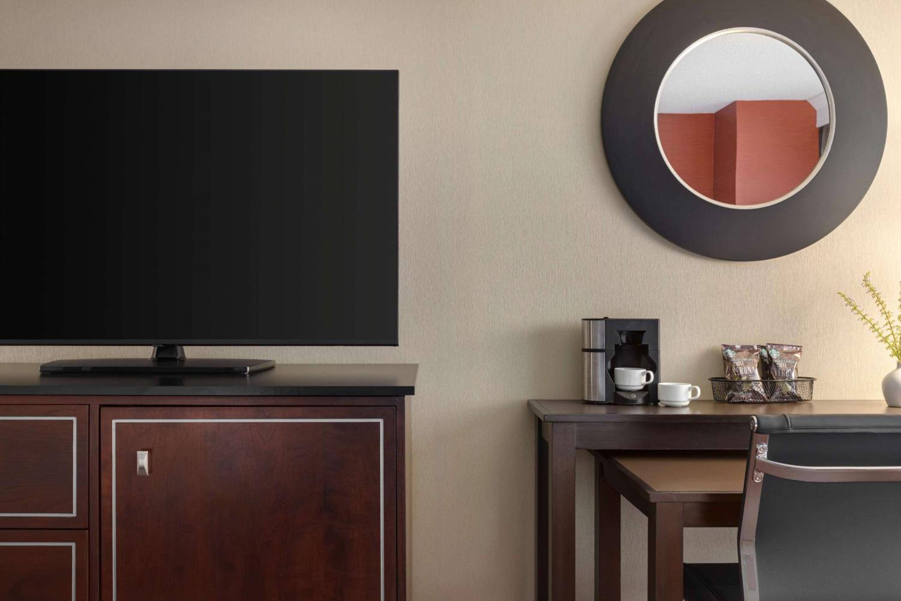 LaGuardia Plaza Hotel