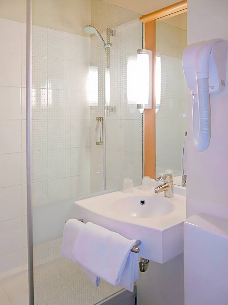 ibis Paris Pont de Suresnes