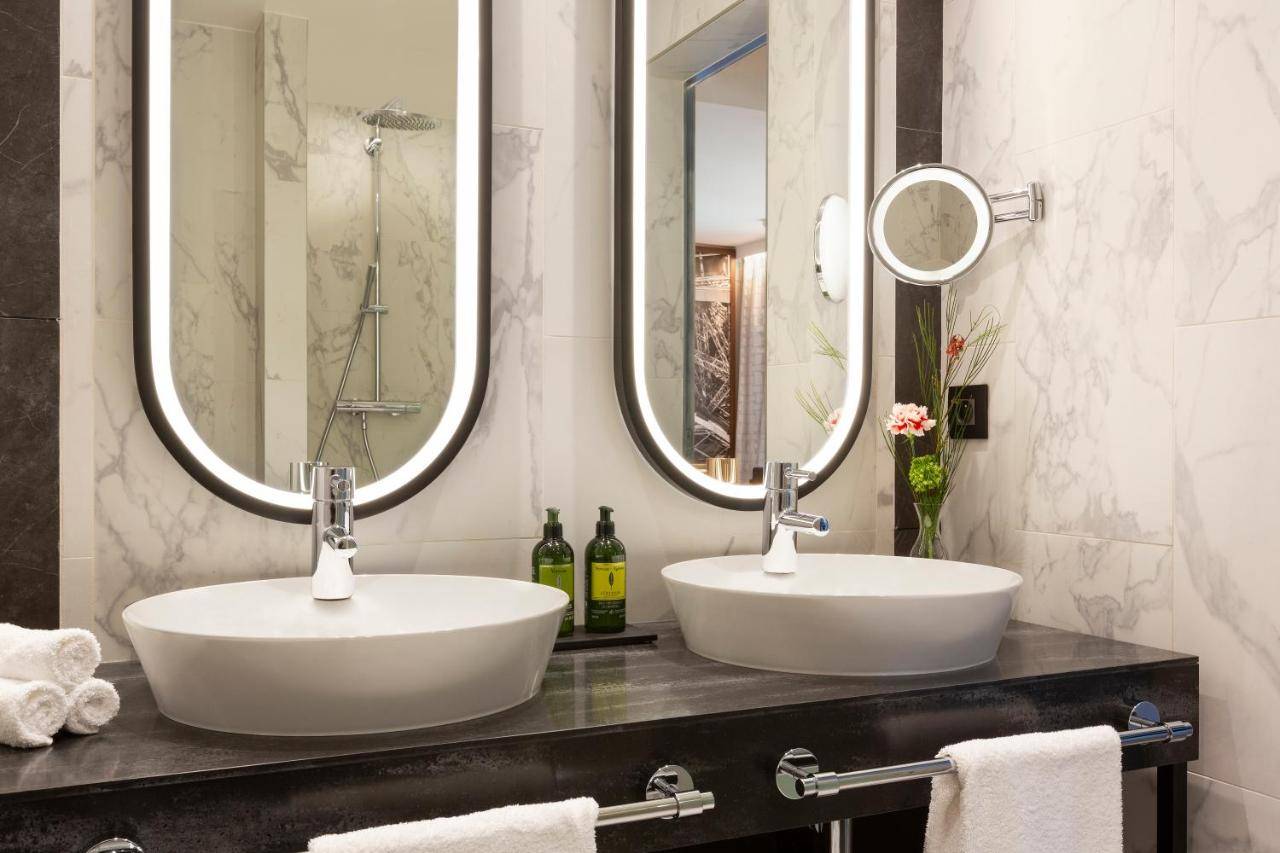 La Clef Tour Eiffel Paris by The Crest Collection