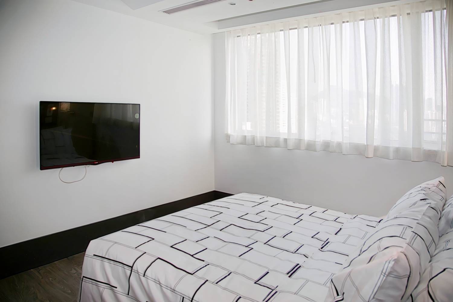 Mojo Nomad Aberdeen Harbour by Ovolo